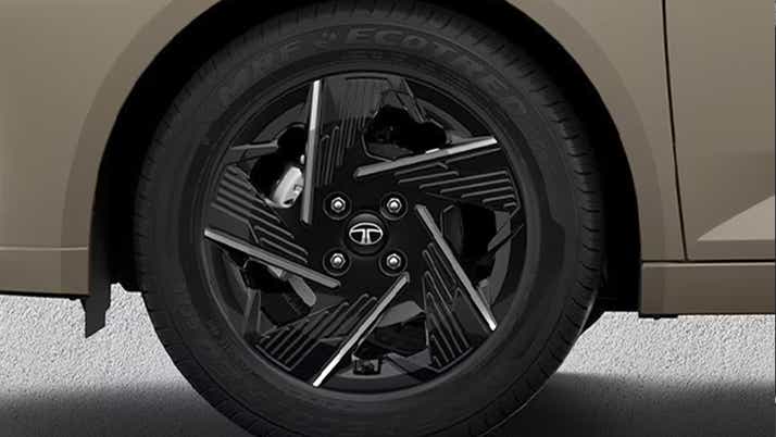 alloy wheel close-up of a Tata Altroz