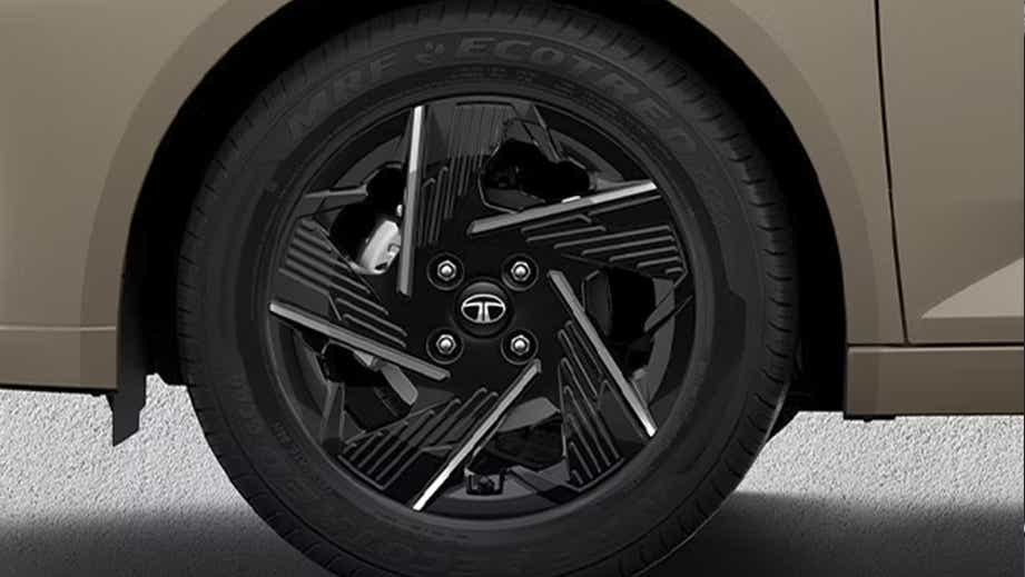 alloy wheel close-up of a Tata Altroz