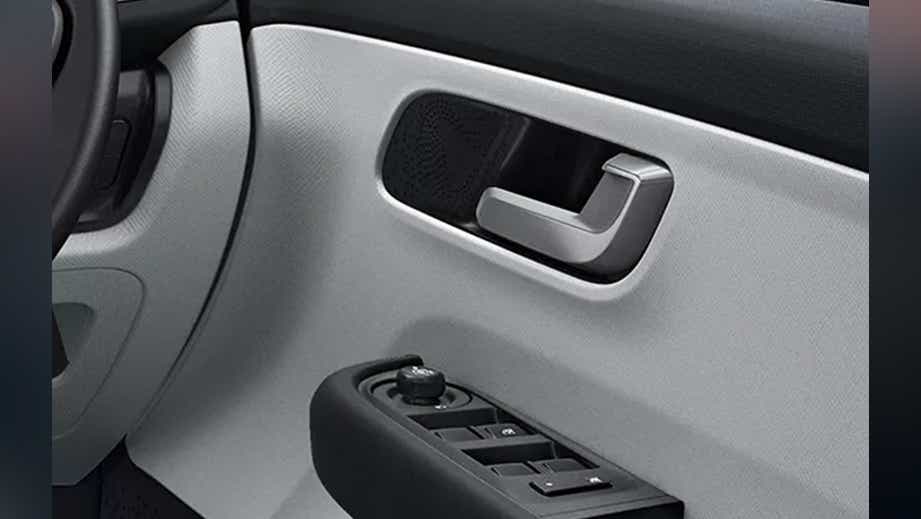 driver side interior door panel of a Tata Altroz 2020-2024