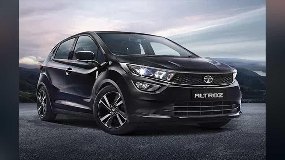 Front three-quarter view of a tata altroz 2020-2024