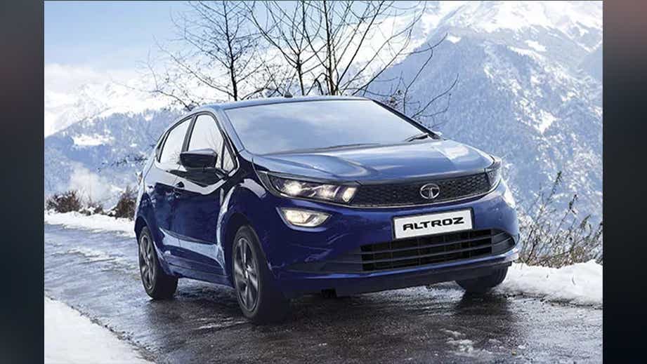 front three-quarter view of a Opera Blue Tata Altroz 2020-2024