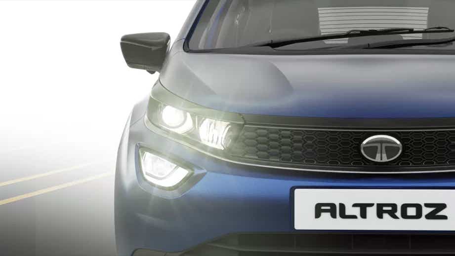 Front headlight close-up of a Tata Altroz 2020-2024