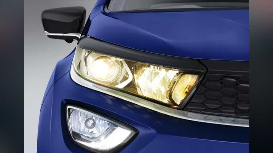 Headlight close-up of a Tata Altroz 2020-2024
