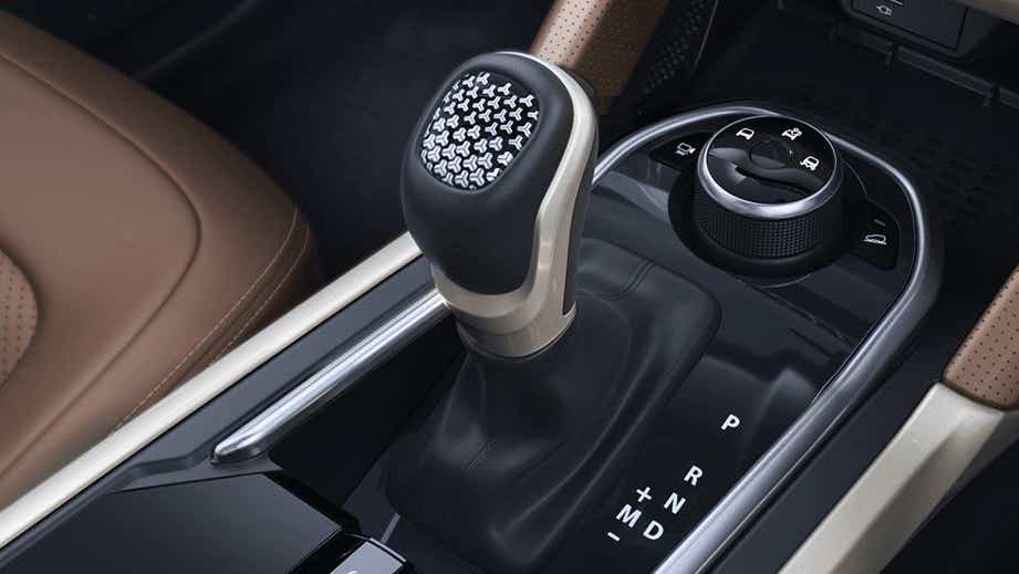 Gear shift lever and drive mode selector of a Tata Harrier 2019-2023