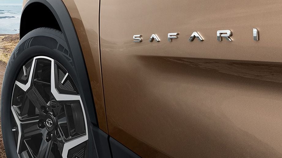 Front fender and wheel view of a Tata Safari
