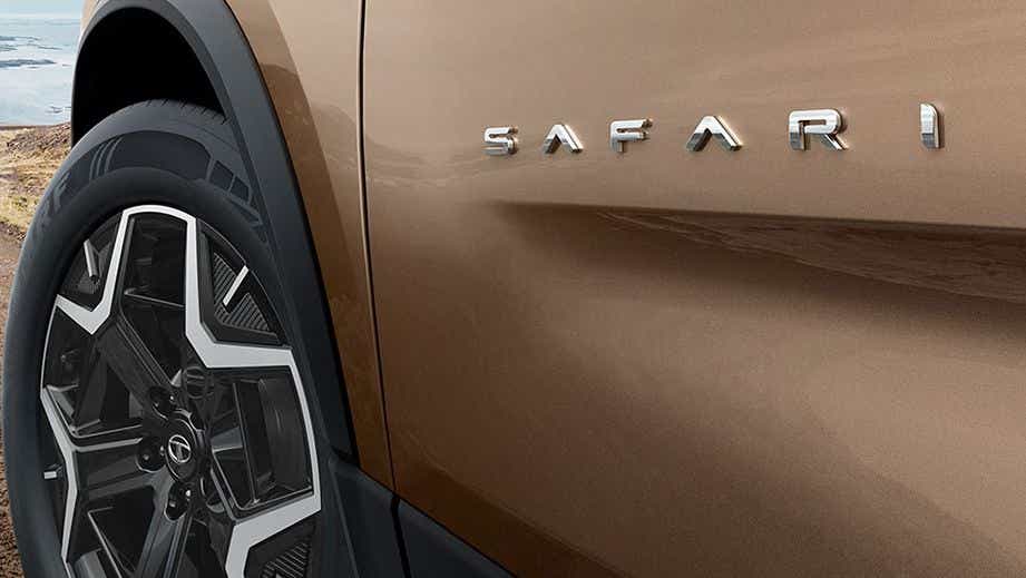 Front fender and wheel view of a Tata Safari