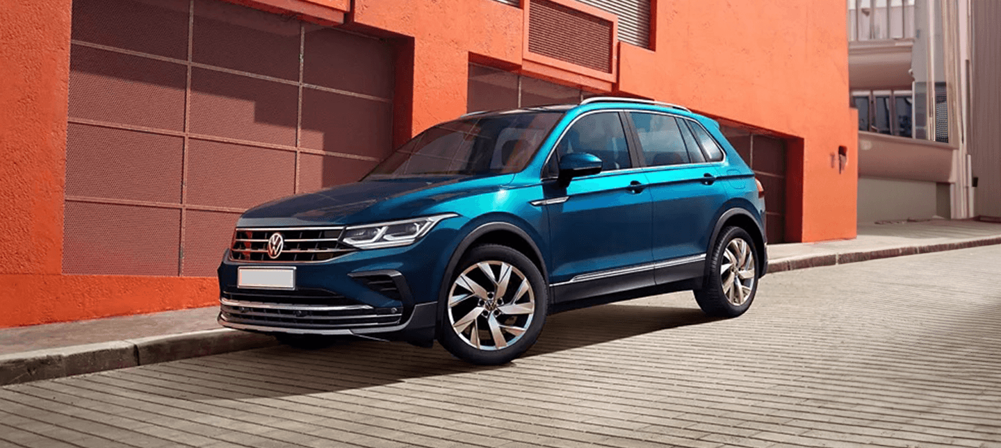 front three-quarter view of a Volkswagen Tiguan 2021-2024