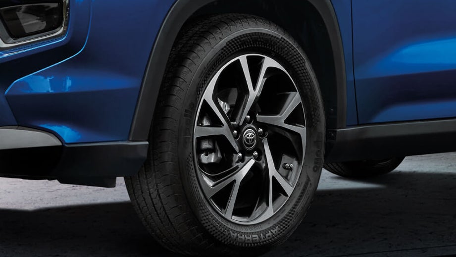 Front wheel and fender view of a Toyota Urban Cruiser Hyryder