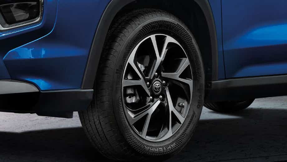 Front wheel and fender view of a Toyota Urban Cruiser Hyryder