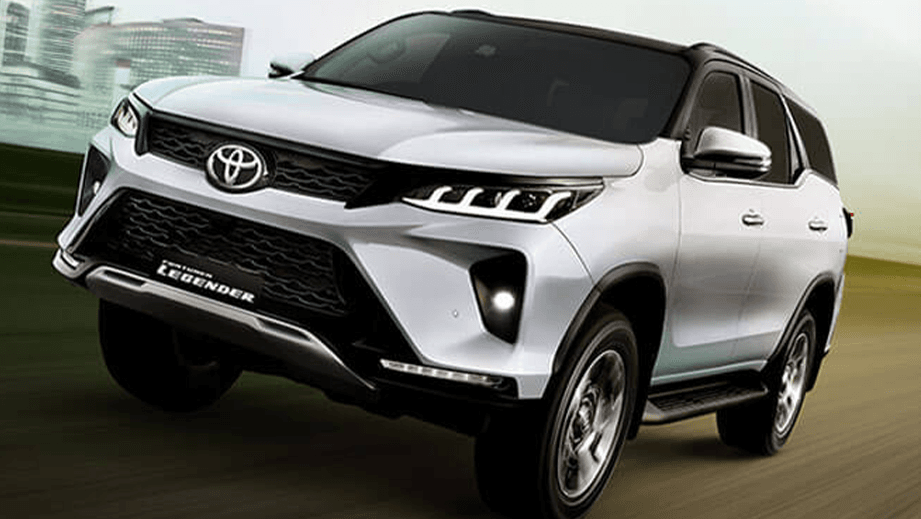 front three-quarter view of a Platinum White Pearl Toyota Fortuner Legender