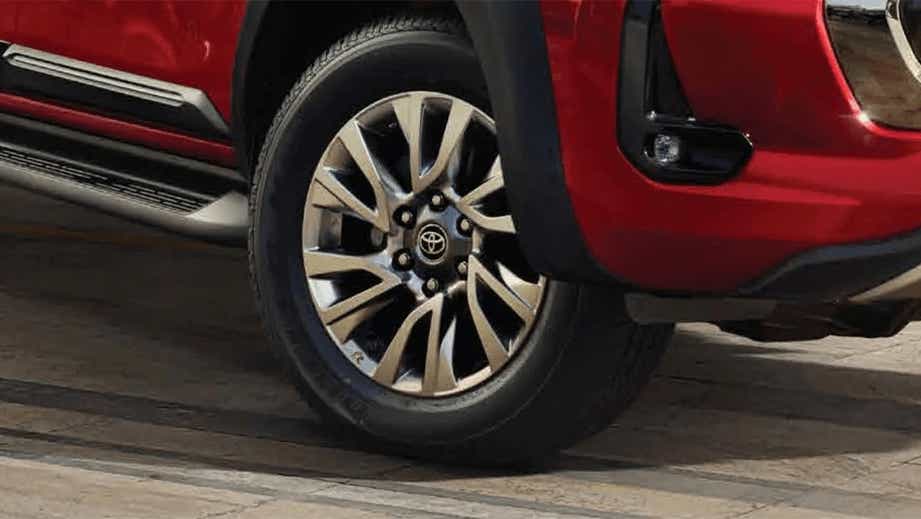 Front wheel and fender of a Emotional Red Toyota Hilux