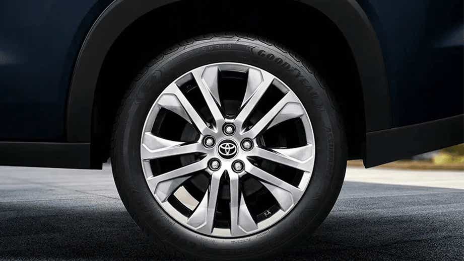 Alloy wheel close-up of a Toyota Innova Hycross