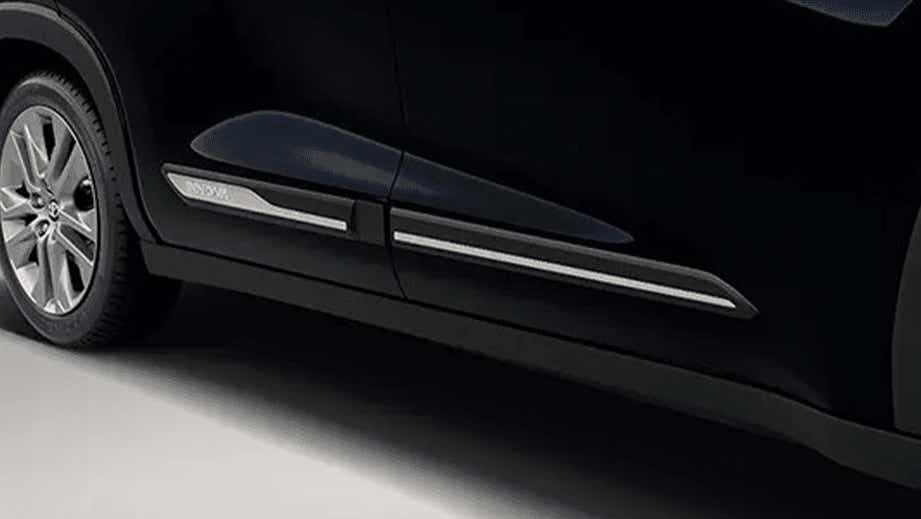 side door trim and wheel of a Toyota Innova Hycross