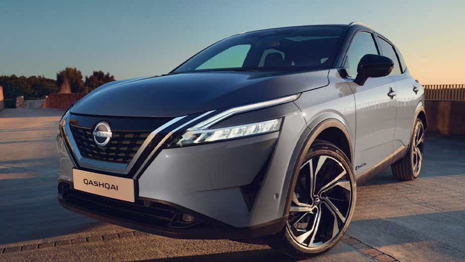 front three-quarter view of a Black Nissan Qashqai