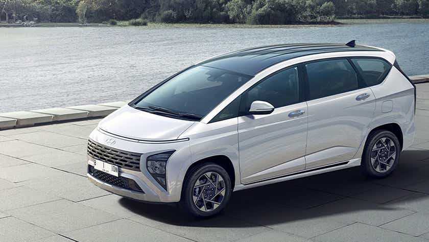 front three-quarter view of a Hyundai Stargazer