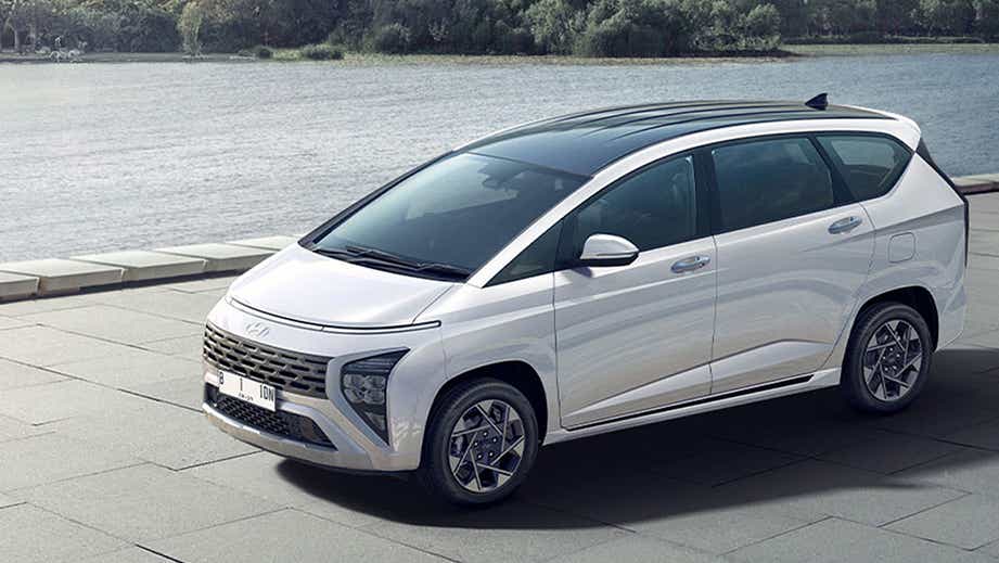 front three-quarter view of a Hyundai Stargazer