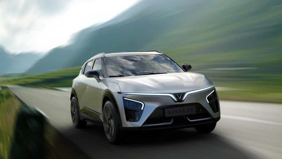 front three-quarter view of a Vinfast VF7