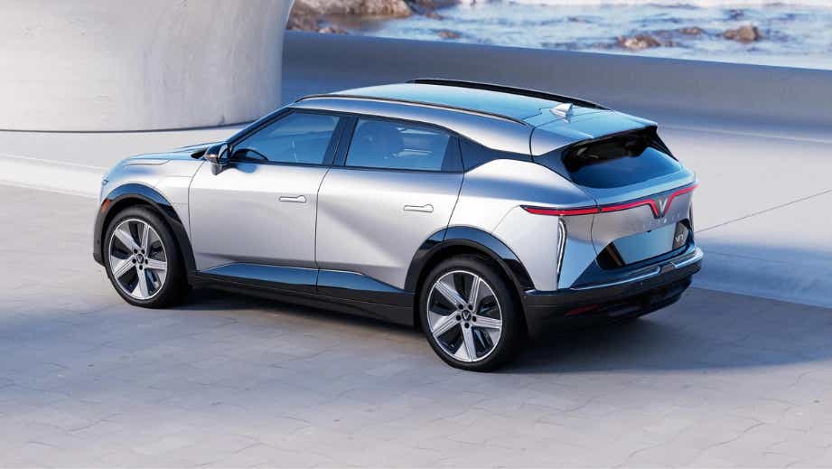 Rear three-quarter view of a Vinfast VF7