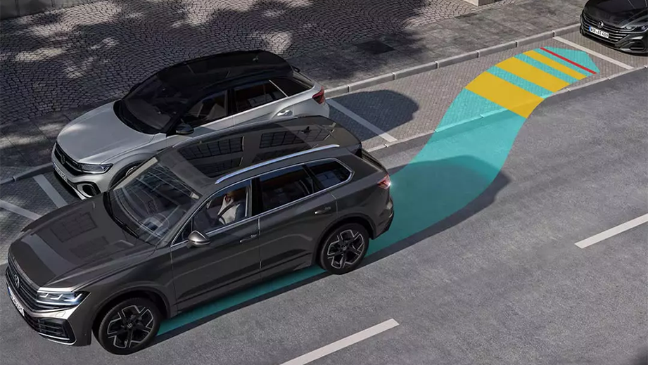 overhead side view of a Volkswagen Tiguan parallel parking