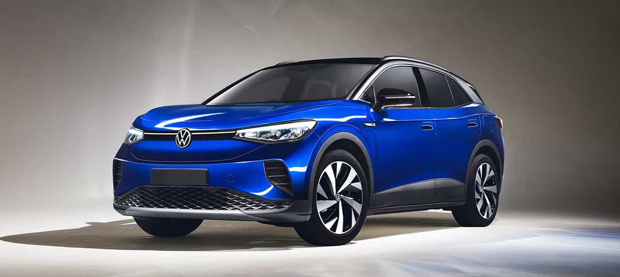 front three-quarter view of a Lapiz Blue Volkswagen ID 4