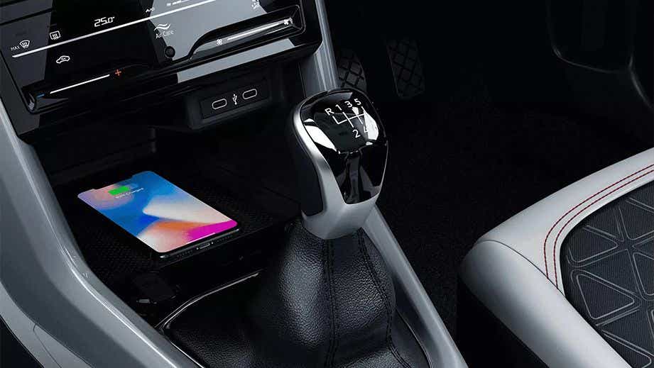 Gear lever and center console of a Volkswagen Taigun