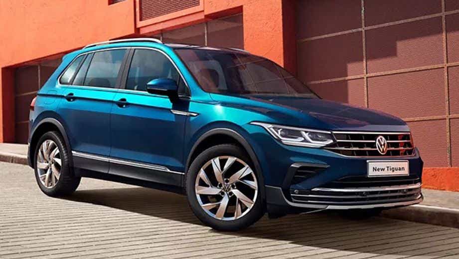 front three-quarter view of a Volkswagen Tiguan 2021-2024