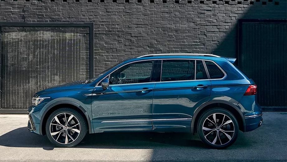 side view of a Volkswagen Tiguan 2021-2024
