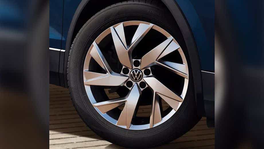 Front wheel close-up of a Volkswagen Tiguan 2021-2024