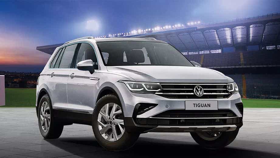 Front three-quarter view of a Volkswagen Tiguan 2021-2024