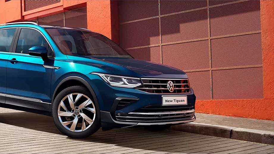 front three-quarter view of a Volkswagen Tiguan 2021-2024