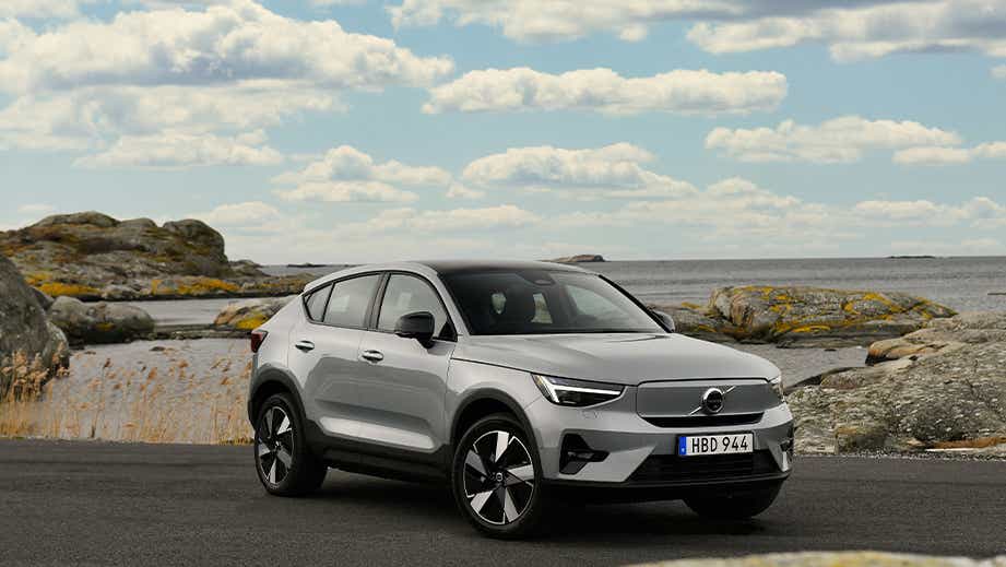 front three-quarter view of a Volvo C40 Recharge