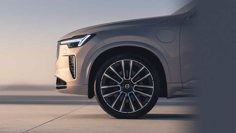 Front wheel and headlight view of a Volvo XC90