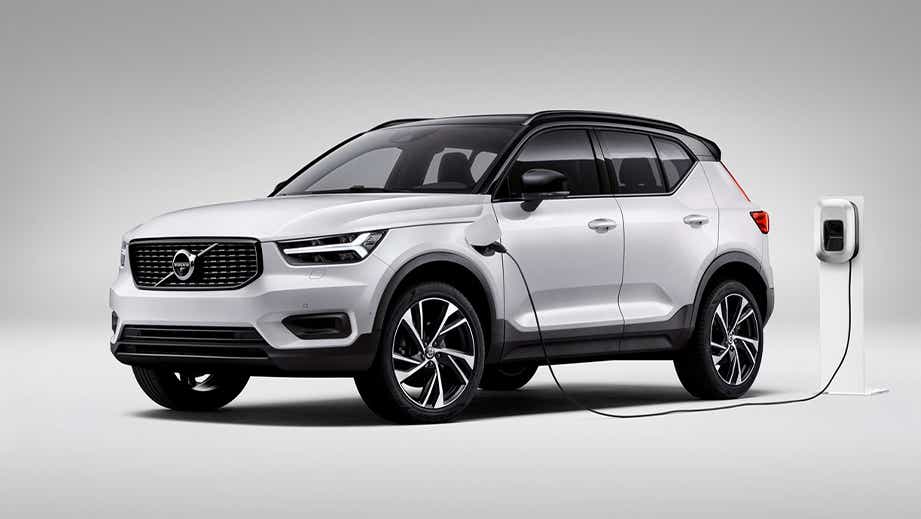 front three-quarter view of a Volvo XC40 Recharge charging