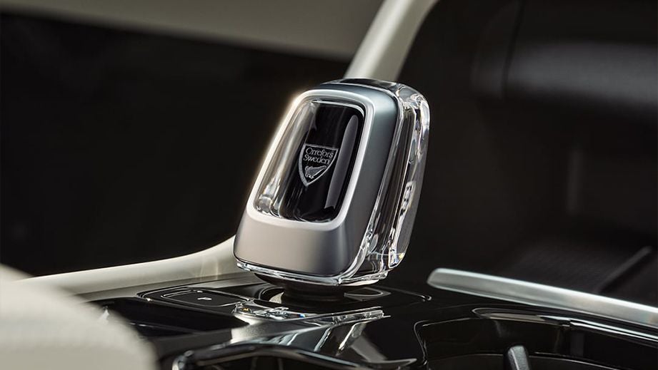 Crystal gear shifter of a Volvo XC40 interior