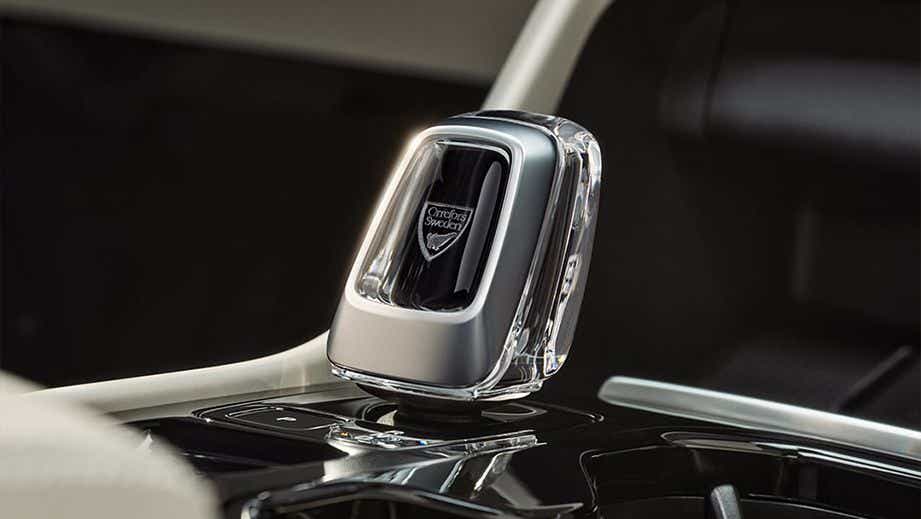 Crystal gear shifter of a Volvo XC40 interior