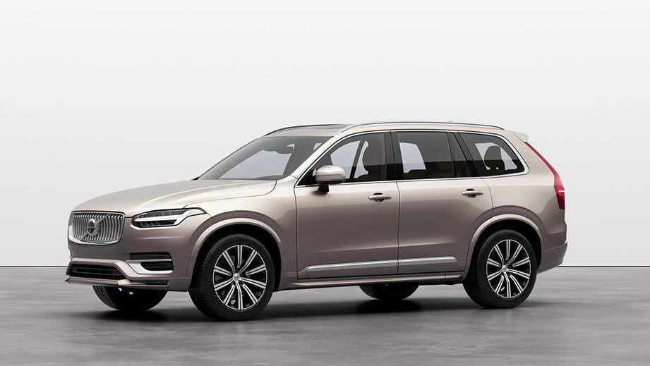 front three-quarter view of a Volvo XC90 2022-2024