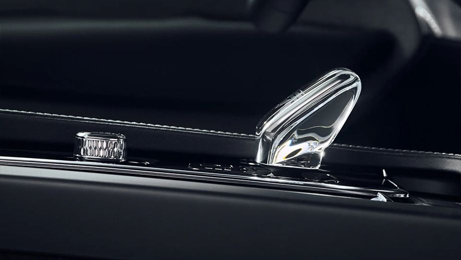 Crystal gear selector and drive mode knob in a Volvo XC90 2022-2024 interior