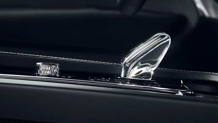 Crystal gear selector and drive mode knob in a Volvo XC90 2022-2024 interior