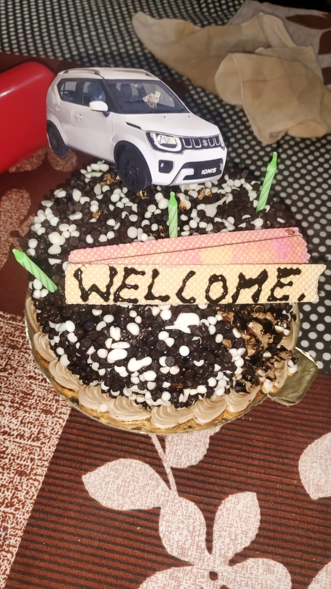 Front three-quarter view of a Maruti Suzuki Ignis cake topper