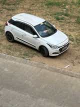 front three-quarter of a Atlas White Hyundai i20