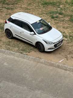 front three-quarter of a Atlas White Hyundai i20
