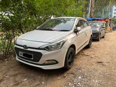 front three-quarter view of a Atlas White Hyundai i20