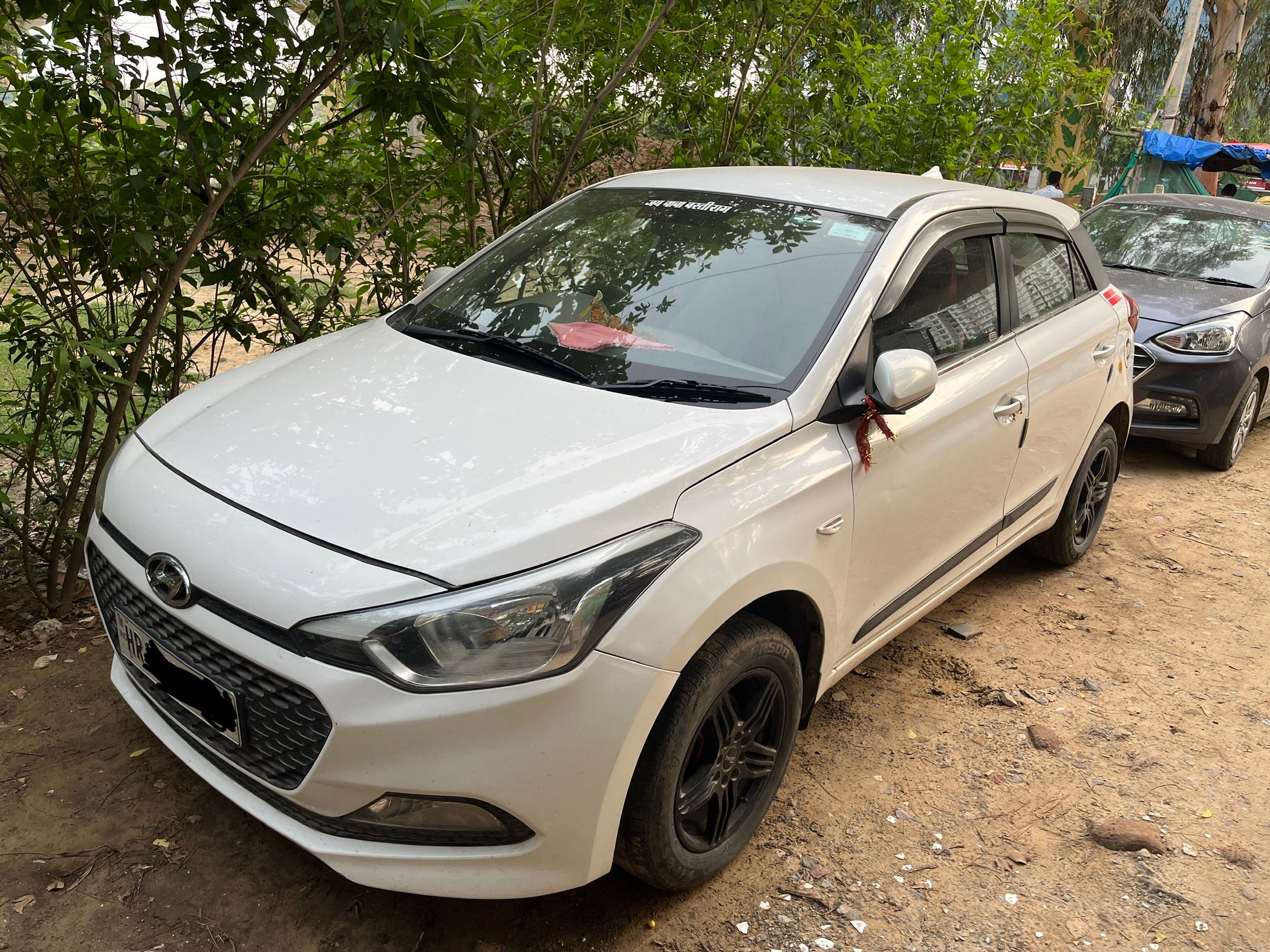 front three-quarter of a Atlas White Hyundai i20