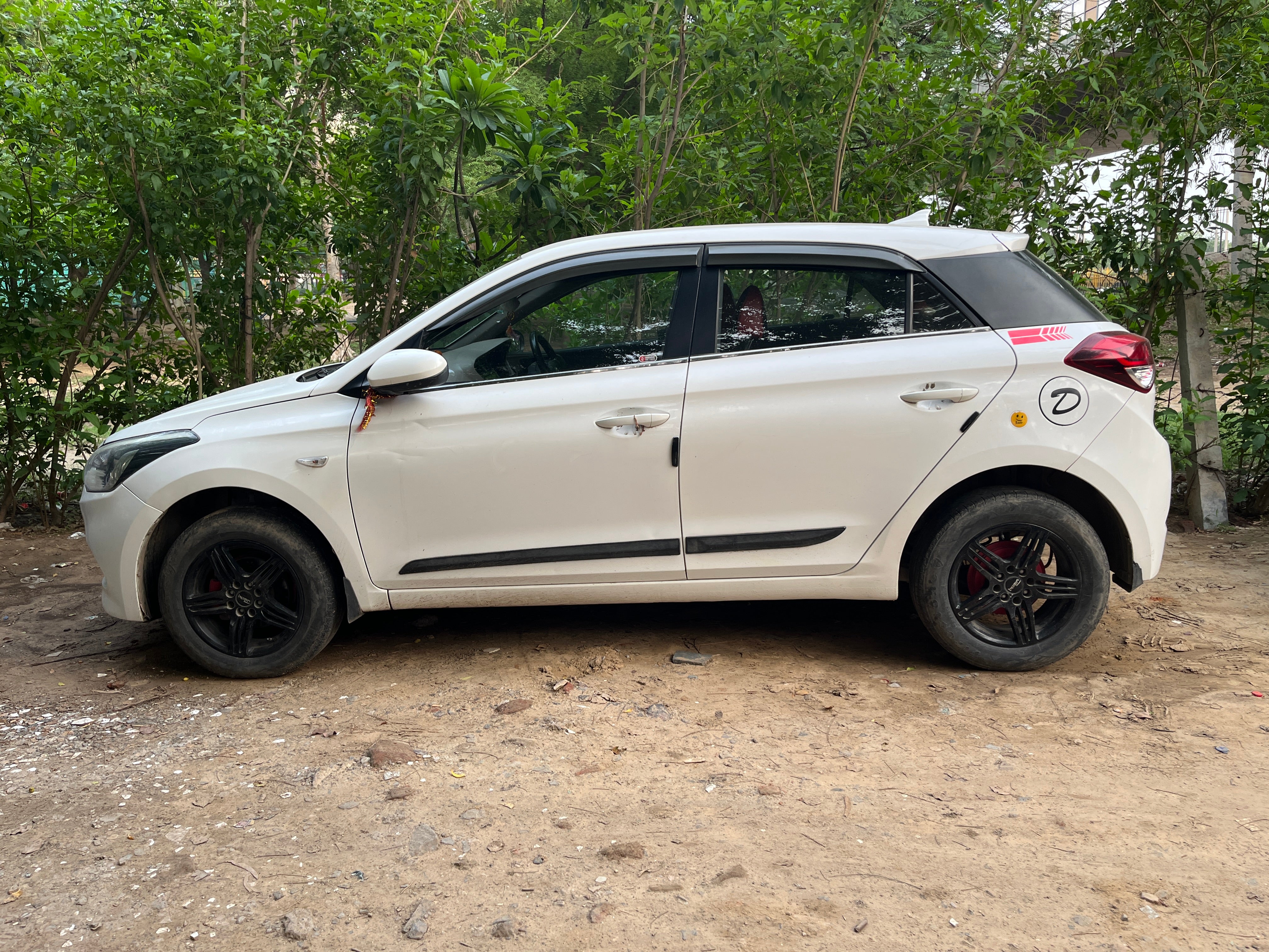 side view of a Atlas White Hyundai i20