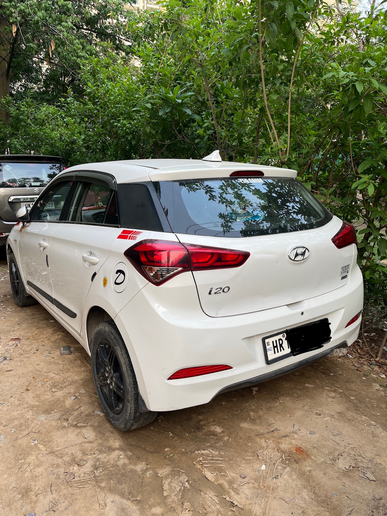 rear three-quarter of a Atlas White Hyundai i20