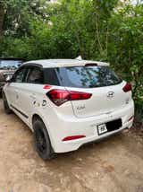 rear three-quarter of a Atlas White Hyundai i20