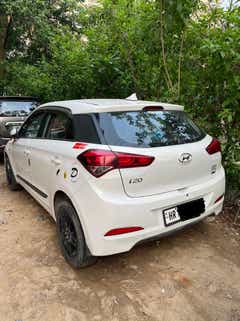 rear three-quarter of a Atlas White Hyundai i20