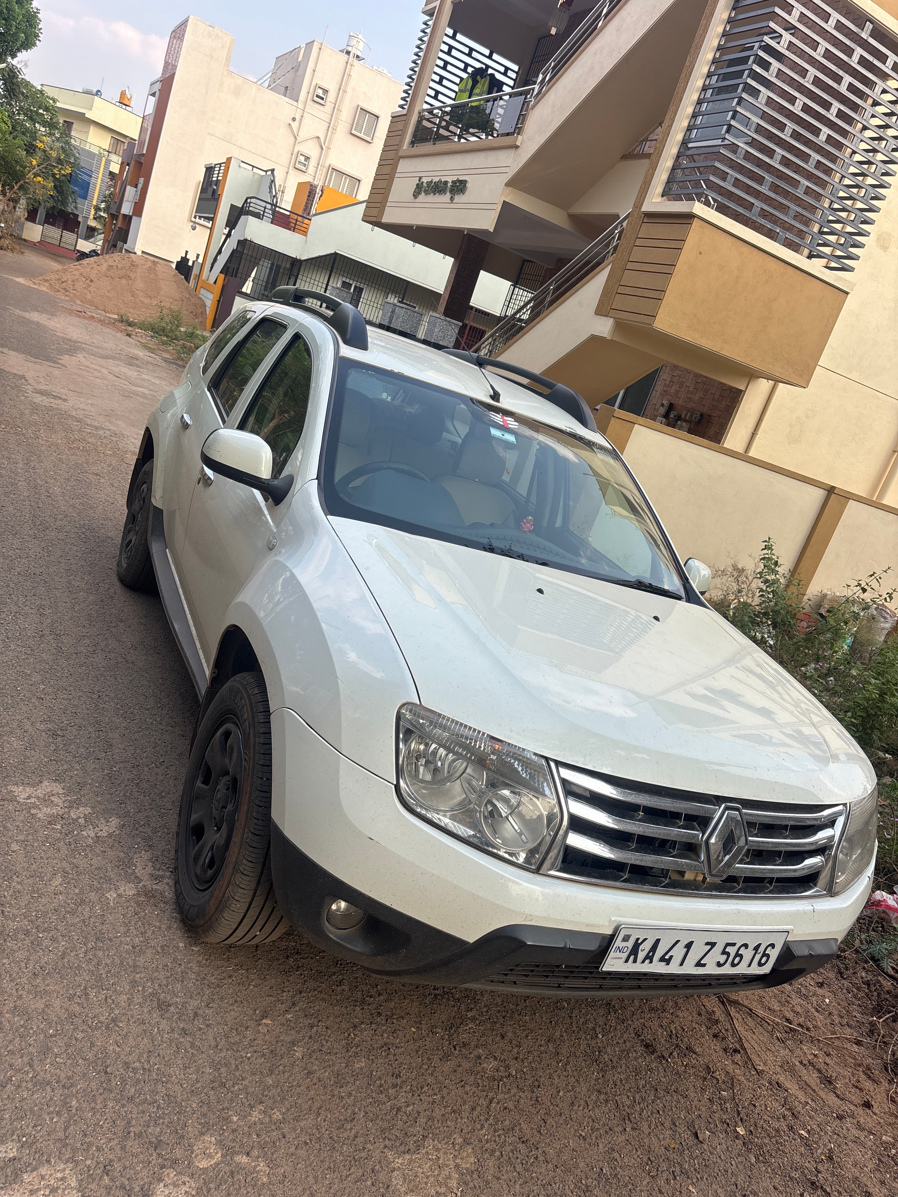 Front three-quarter view of a Renault Duster