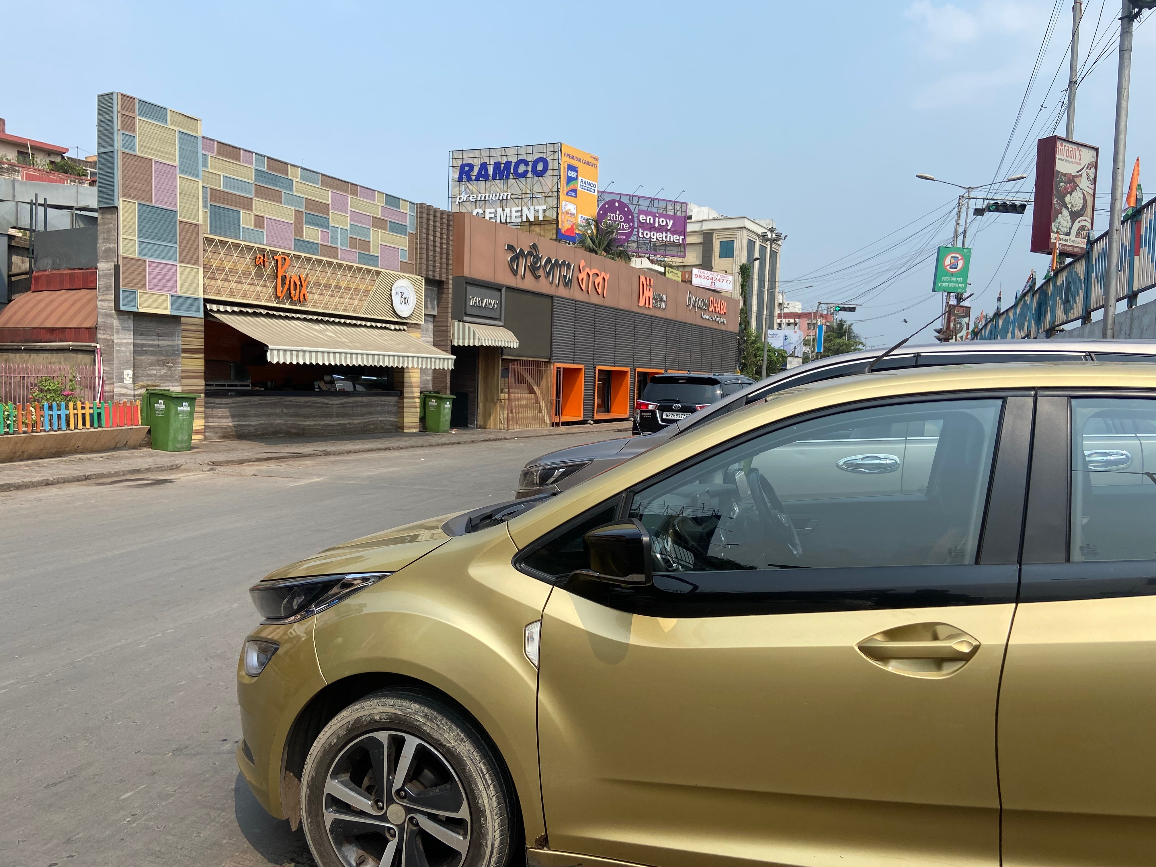 front side view of a Tata Altroz 2020-2024 parked on street