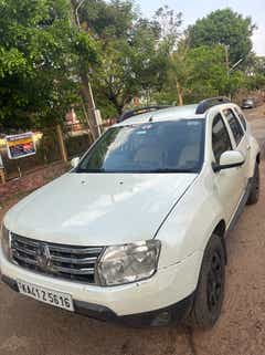 front three-quarter view of a Renault Duster